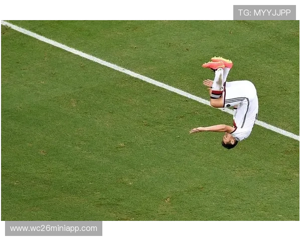 98世界杯足球盛事回顾：那些令人难忘的精彩瞬间